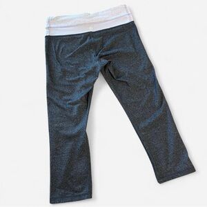 Lululemon athletica cropped legging stretchy‎ soft material Size 4